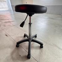 Sgabello regolabile in altezza con rotelle