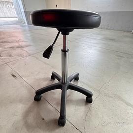 Sgabello regolabile in altezza con rotelle