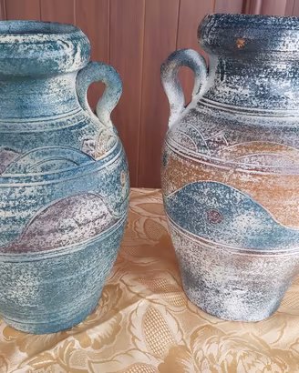 Coppia di anfore in ceramica con supporti