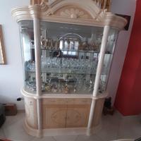 vetrina completa di tavolo e 4 sedie ,più mobile 