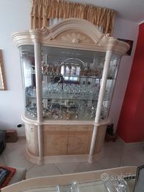 vetrina completa di tavolo e 4 sedie ,più mobile 