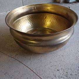 Bacile antico in ottone martellato 