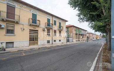 Interessante Trivani con Terrazzo !!!