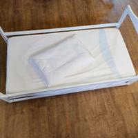 Struttura lettino con materasso 120X80.