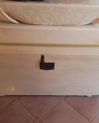 cassone in legno vintage colore crema