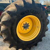 Pneumatici 800/65R32 con Cerchioni Mietitrebbia
