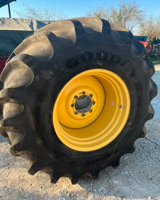 Pneumatici 800/65R32 con Cerchioni Mietitrebbia