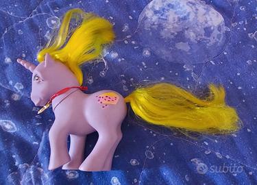 Unicorno My Little Pony viola con criniera gialla