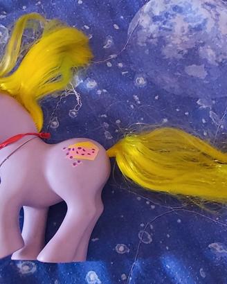 Unicorno My Little Pony viola con criniera gialla