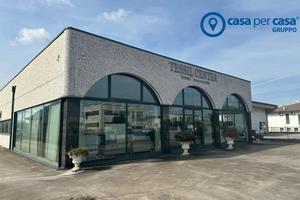 Capannone con area espositiva, magazzino e uffici