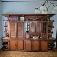 MOBILE IN STILE E TAVOLO CON CINQUE SEDIE