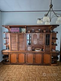 MOBILE IN STILE E TAVOLO CON CINQUE SEDIE