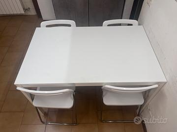 Tavolo bianco allungabile con sedie
