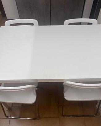 Tavolo bianco allungabile con sedie