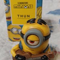 Thun Minions Stuart con chitarra