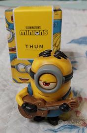 Thun Minions Stuart con chitarra