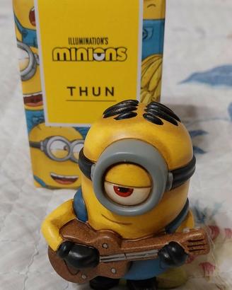 Thun Minions Stuart con chitarra