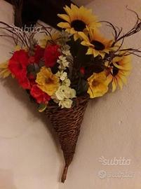 Cornucopia in vimini con fiori