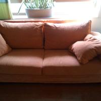 divano in tessuto arancione 
