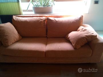 divano in tessuto arancione 