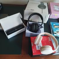 Due cuffie e piccola cassa bluetooth