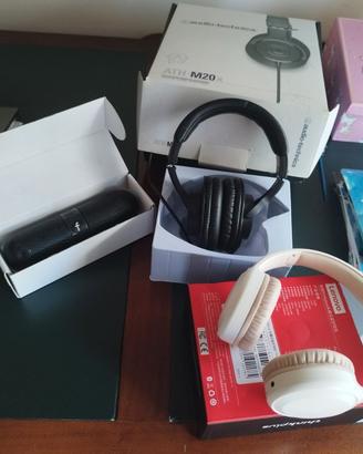 Due cuffie e piccola cassa bluetooth