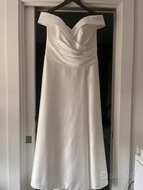 Abito da sposa bianco con scollatura omerale