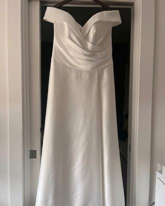 Abito da sposa bianco con scollatura omerale