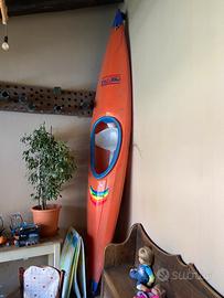 Canoa kayak con pagaia per lago e mare