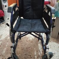 Sedia a rotelle leggera e pieghevole