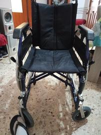 Sedia a rotelle leggera e pieghevole