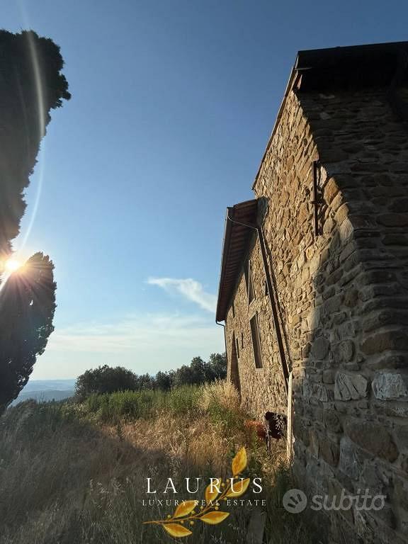 Rustico / Casale di 350 m² con più di 5 locali a G - Vista 2