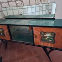 Credenza antica con specchio