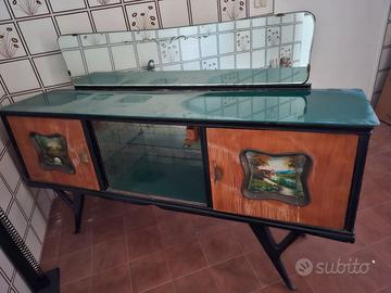 Credenza antica con specchio