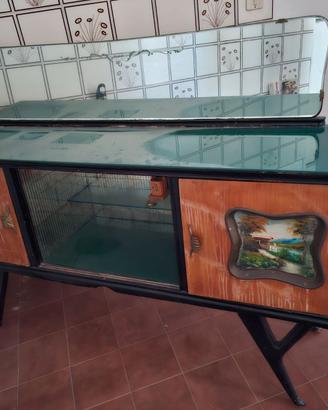 Credenza antica con specchio