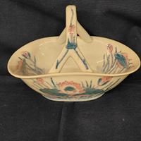 Centrotavola ceramica a forma cestino con manico