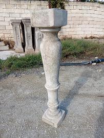 Colonnina in cemento. 
