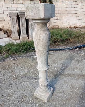 Colonnina in cemento. 