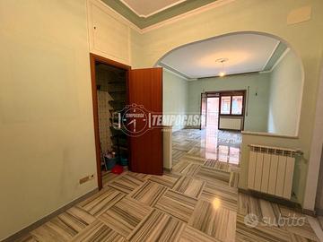 LUMINOSO TRILOCALE CON DOPPI SERVIZI IN CONTESTO R