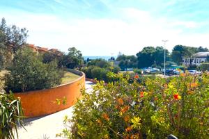 Margine rosso luminoso bivano lato mare