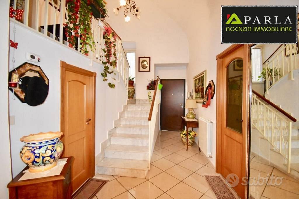 Palazzo / Stabile di 375 m² con più di 5 locali a - Vista 3