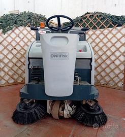 spazzatrice professionale con uomo a bordo