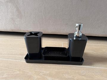 Set da bagno di plastica nero