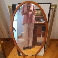 Toilette con grande specchio