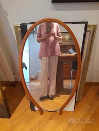 Toilette con grande specchio