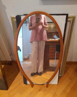 Toilette con grande specchio