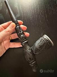 Pipa in legno ebanizzato finemente intagliata