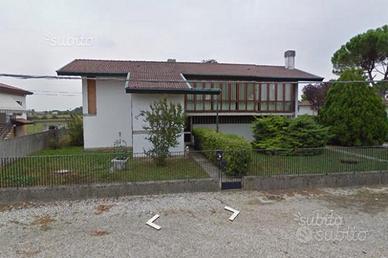 VILLA signorile con 2,000 mq di giardino