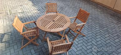 tavolo da giardino con sedie