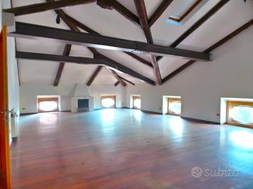 Ufficio ultimo piano in palazzo storico